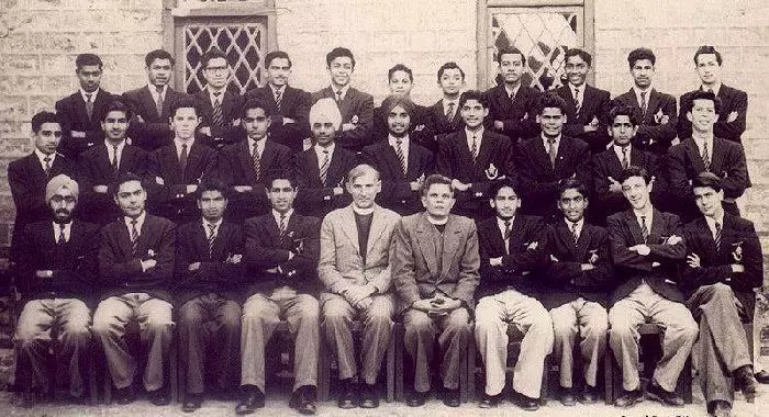 amitabh bachchan in the 2nd row 4th from the right