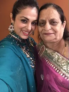 anjana sukhani with mother preeti sukhani