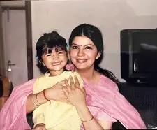 anjini dhawan childhood picture with mother reena dhawan