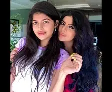 anjini dhawan with mother reena dhawan
