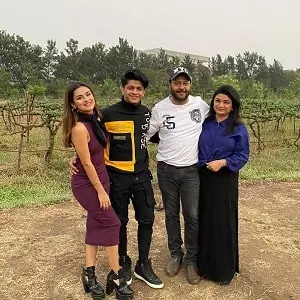 avneet kaur family picture