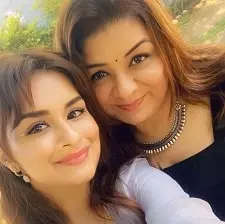 avneet kaur with her mother sonia nandra