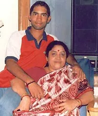 dinesh karthik with mother padma karthik