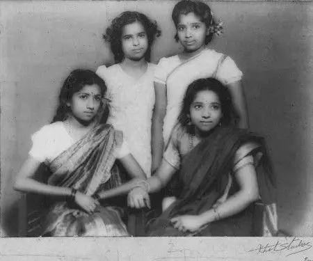 lata mangeshkar and asha bhonsle with sisters
