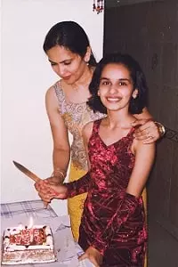 manushi chhillar childhood picture with mother