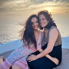 manushi chhillar with mother neelam chhillar