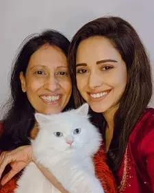 nushrat bharucha with her mother tasneem bharucha