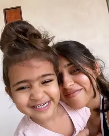 ritika sajdeh with daughter samaira sharma