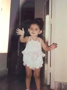 sayyeshaa saigal childhood picture