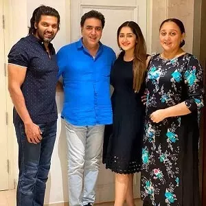 sayyeshaa saigal family picture