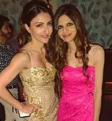 soha ali khan with sister saba ali khan
