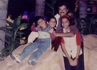 sonam kapoor childhood picture in a red and white top with her siblings and dad anil kapoor