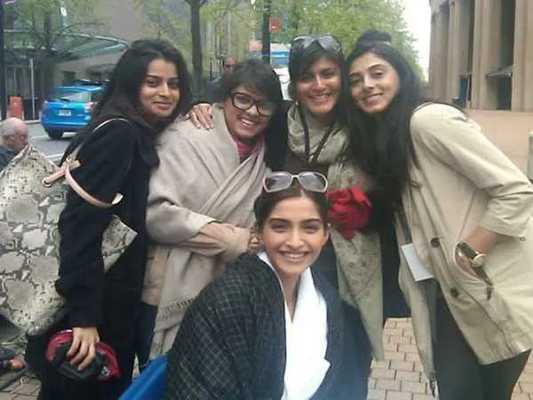 sonam kapoor with her friends