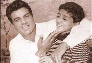 sunny deol childhood picture with father dharmendra