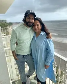 varun dhawan with mother karuna dhawan