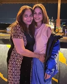 aneri vajani with her mother urmila vajani