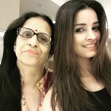 chetna pande with her mother meena pande