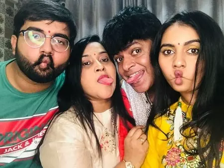 dhwani pawar family picture