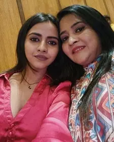 dhwani pawar with her mother sangeeta pawar