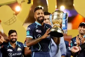 hardik pandya with ipl 2022 trophy