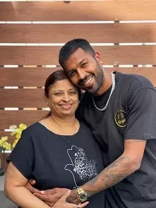 hardik pandya with mother nalini pandya