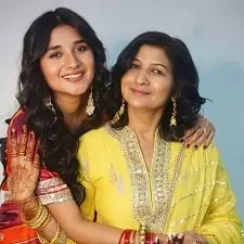 kanika mann with mother sudesh mann