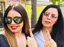 mahima chaudhry with her sister akansha chaudhry
