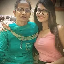 neet mahal with her mother jaswinder kaur