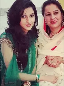sadia khateeb with her mother shahida khateeb