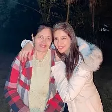 sameksha singh with her mother usha kwatra