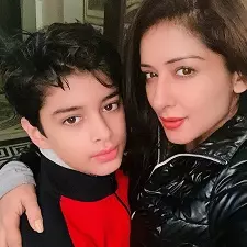 sameksha singh with her son ameybir singh