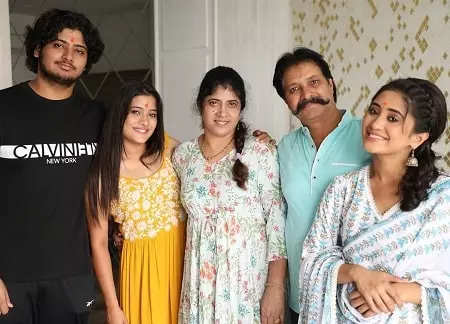 shivangi joshi family picture