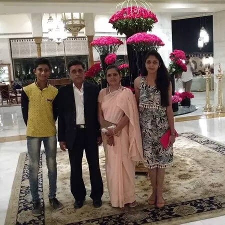 smrithi srikanth with her family
