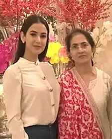 sonal chauhan with mother shivani chauhan