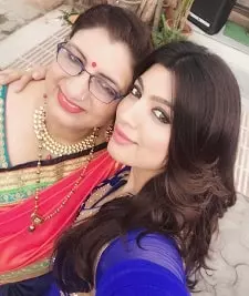 akanksha puri with her mother chitra puri