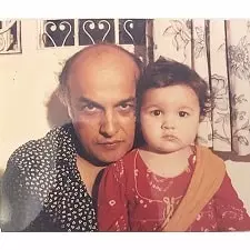 alia bhatt childhood picture with her father mahesh bhatt
