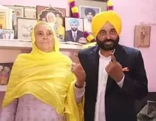 bhagwant mann with mother harpal kaur
