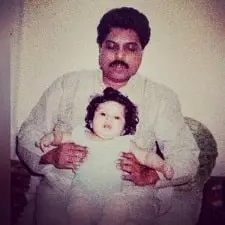 bhumi pednekar childhood picture with her father satish pednekar