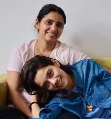 shinata chauhan with her mother