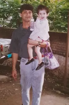 shivaleeka oberoi childhood picture with father
