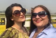 shivaleeka oberoi with her mother sarina oberoi