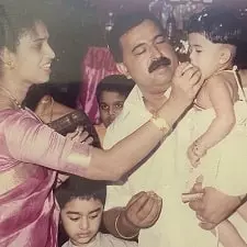 sini shetty childhood picture with father sadanand shetty