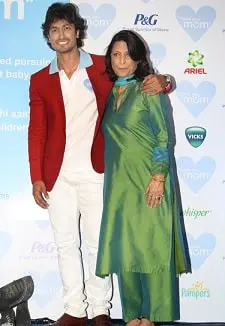 vidyut jammwal with his mother vimla jamwal