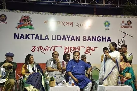 arpita mukherjee sharing stage with mamata banerjee