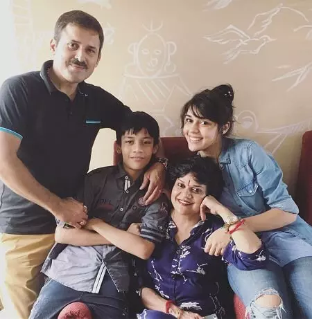 eisha singh with her family