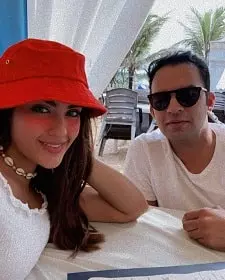 kavya thapar with her brother abhimanyu thapar