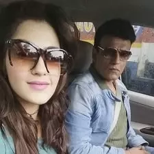 kavya thapar with her father vicky thapar