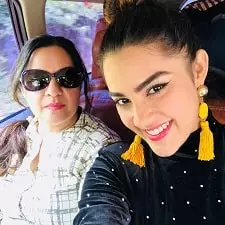 kavya thapar with her mother aarti thapar