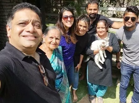 pooja pandey and shalini pandey with their family