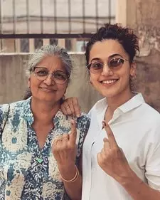 taapsee pannu with her mother nirmaljeet pannu
